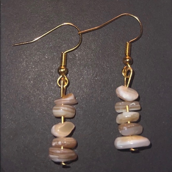 🔴Handmade Agate Crystal Chip Earrings🪨 - Picture 2 of 4